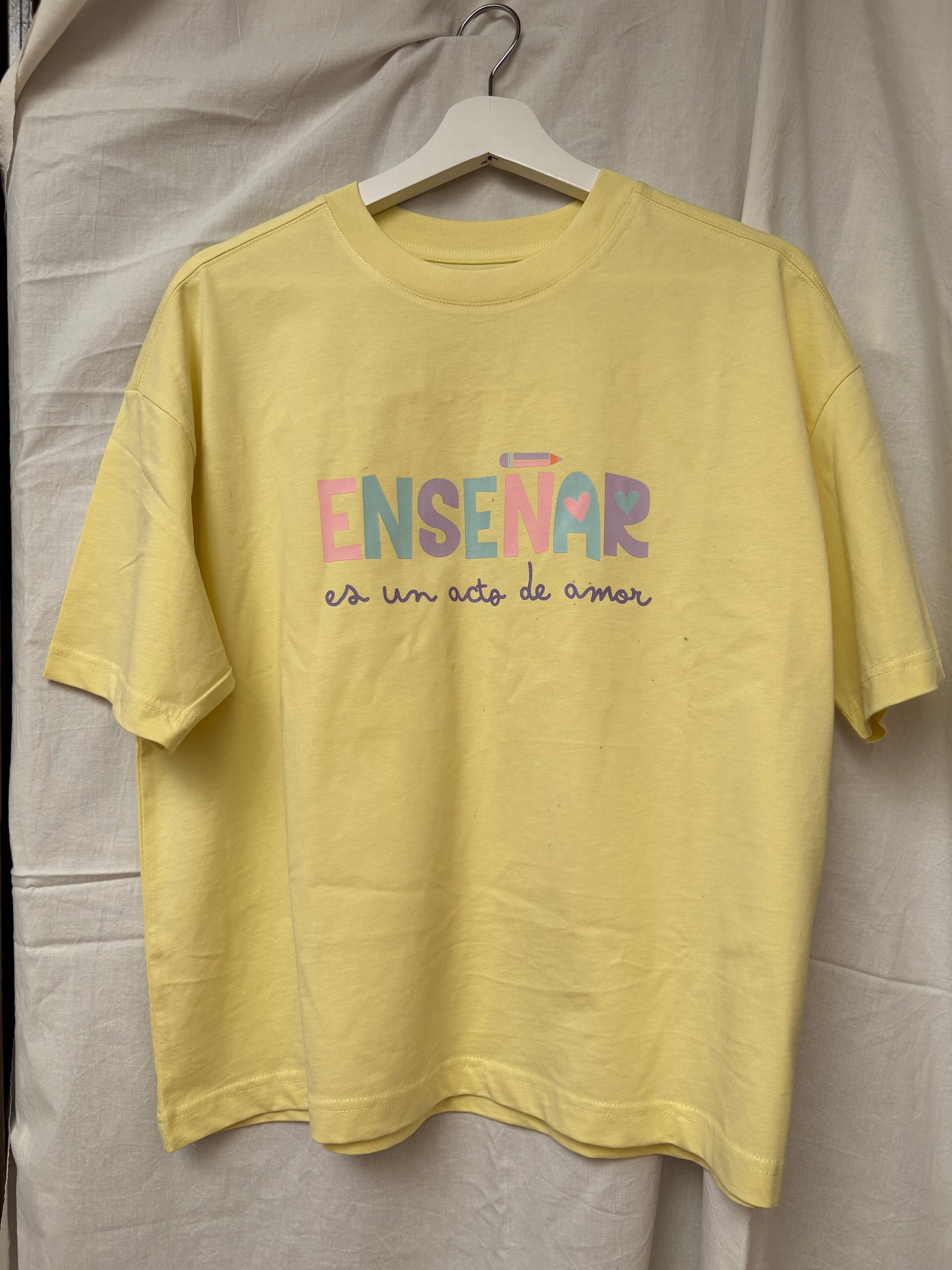 PREVENTA Camiseta "Enseñar es un acto de amor"