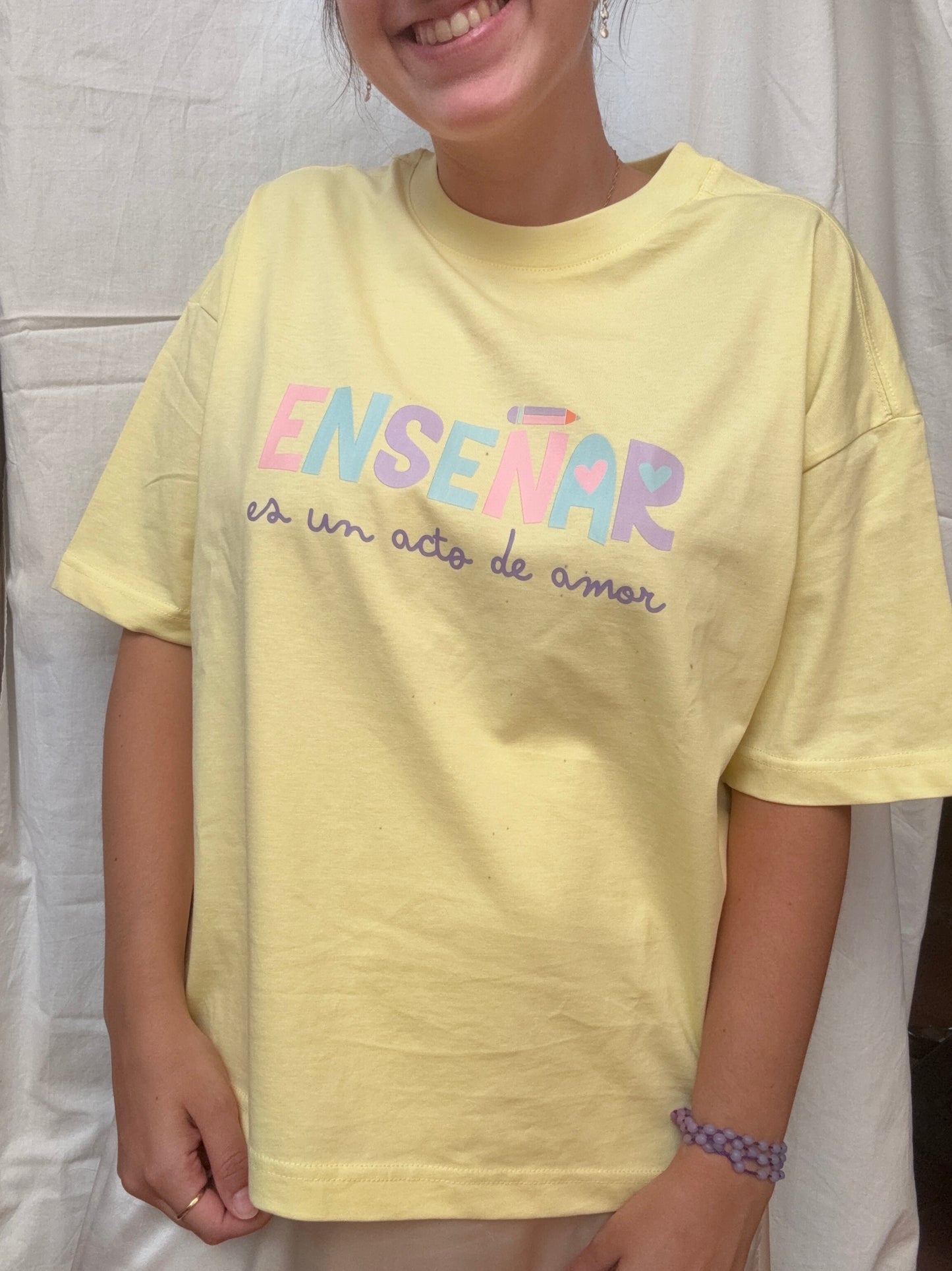 PREVENTA Camiseta "Enseñar es un acto de amor"