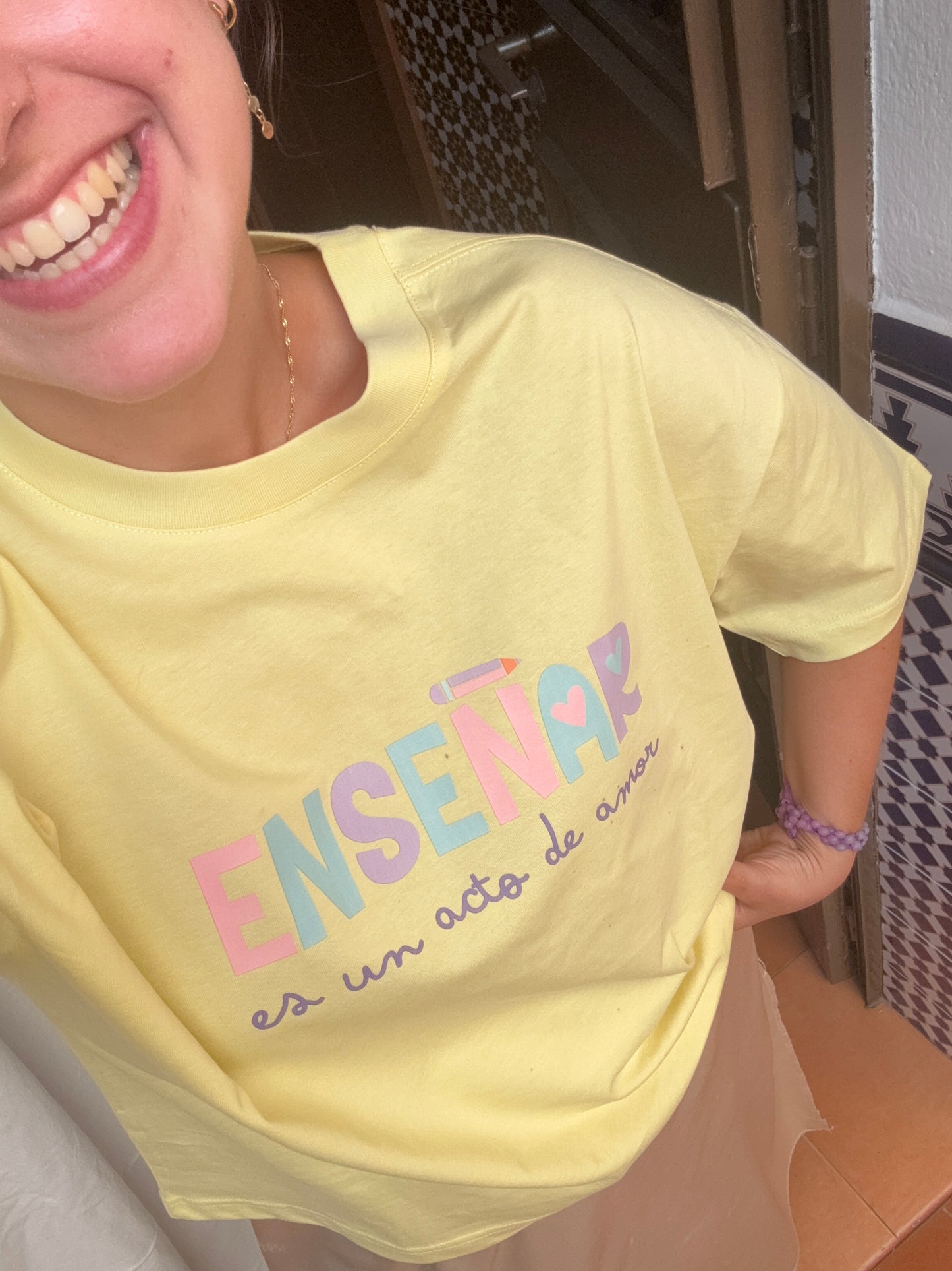 PREVENTA Camiseta "Enseñar es un acto de amor"