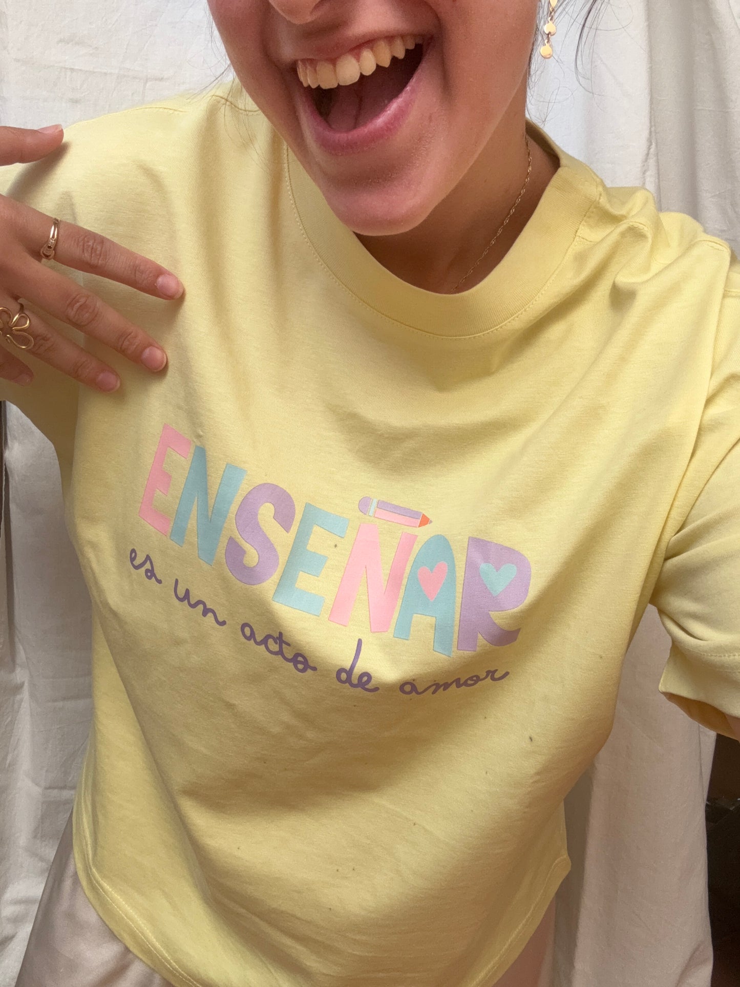 PREVENTA Camiseta "Enseñar es un acto de amor"