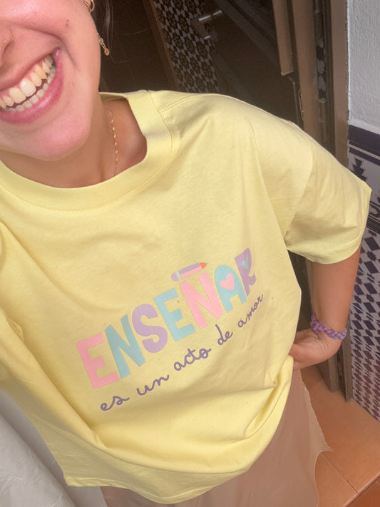 PREVENTA Camiseta "Enseñar es un acto de amor"